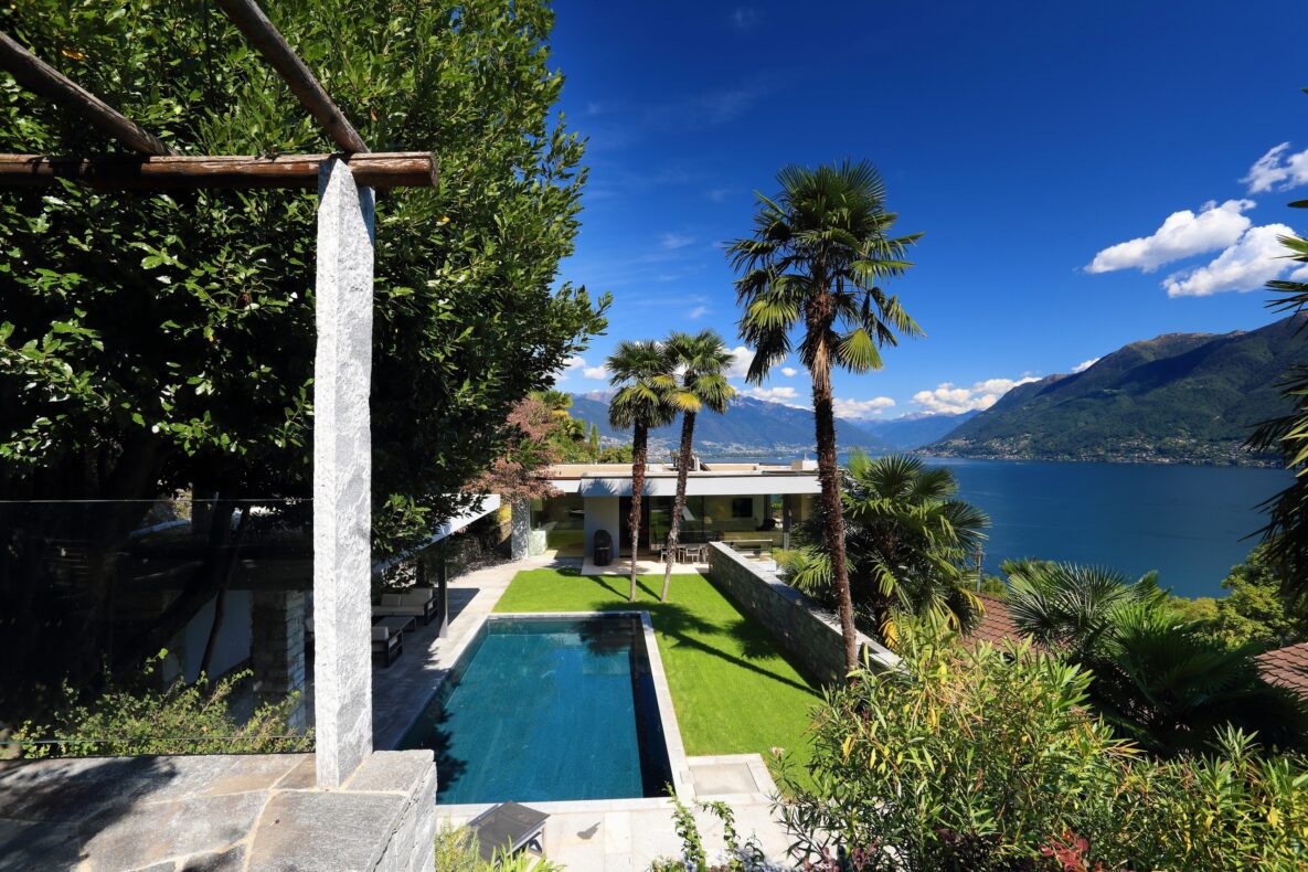 Villa mit Pool und Seeblick