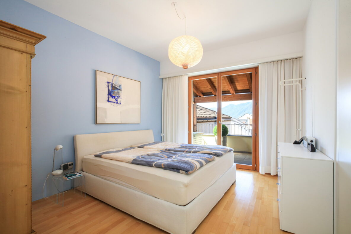 Helles Schlafzimmer mit Balkonzugang