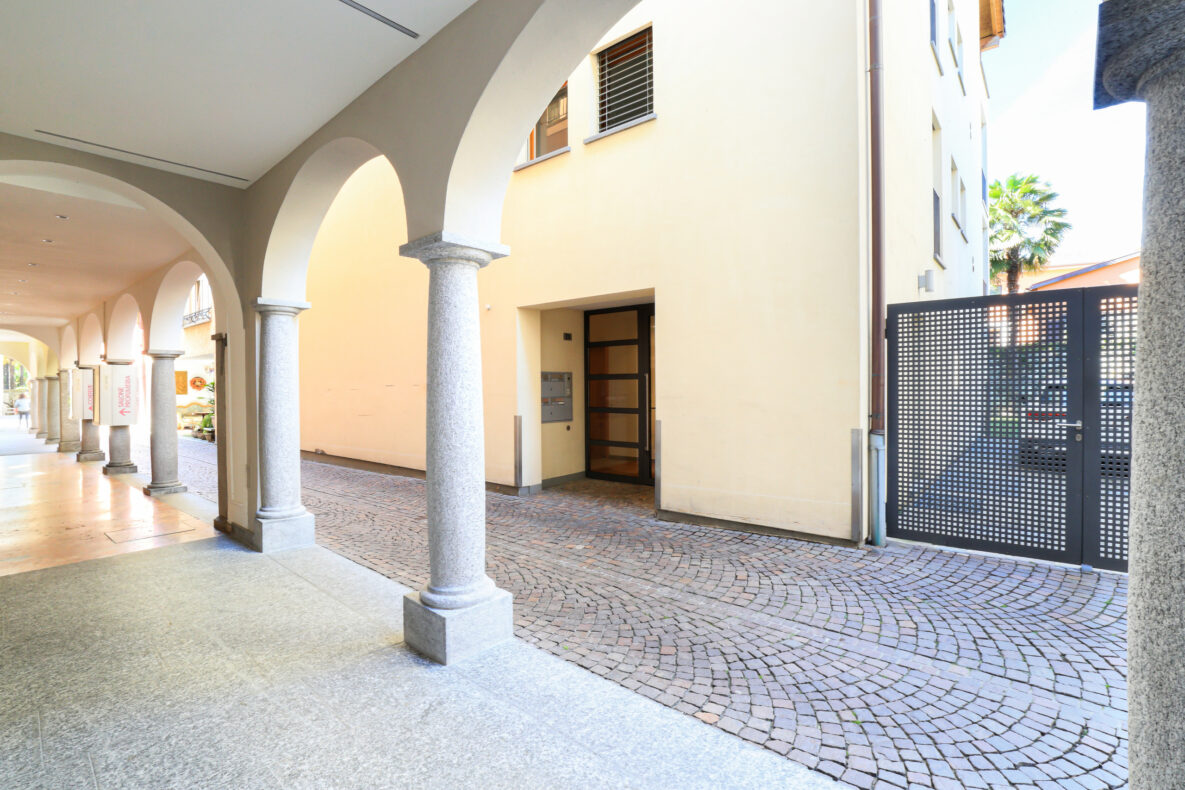 Überdachter Arkadengang am Gebäude
