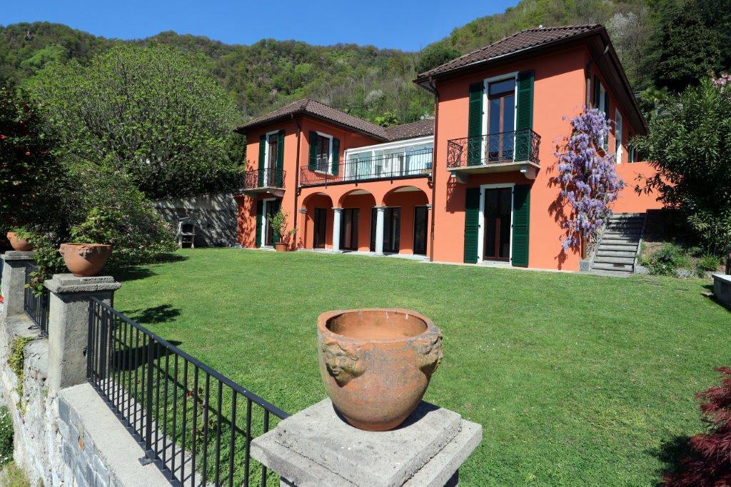 Mediterranes Haus mit großem Garten