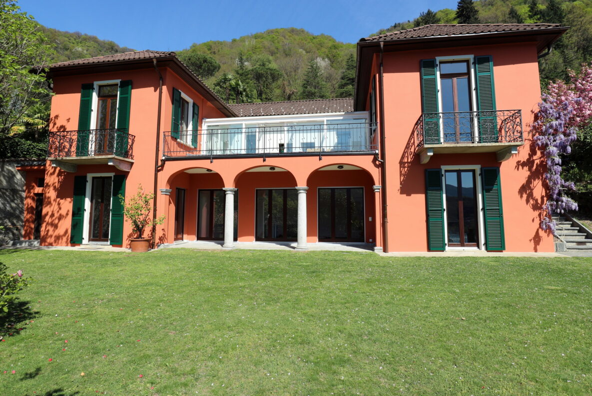 Mediterrane Villa mit Doppelhaushälften und Garten