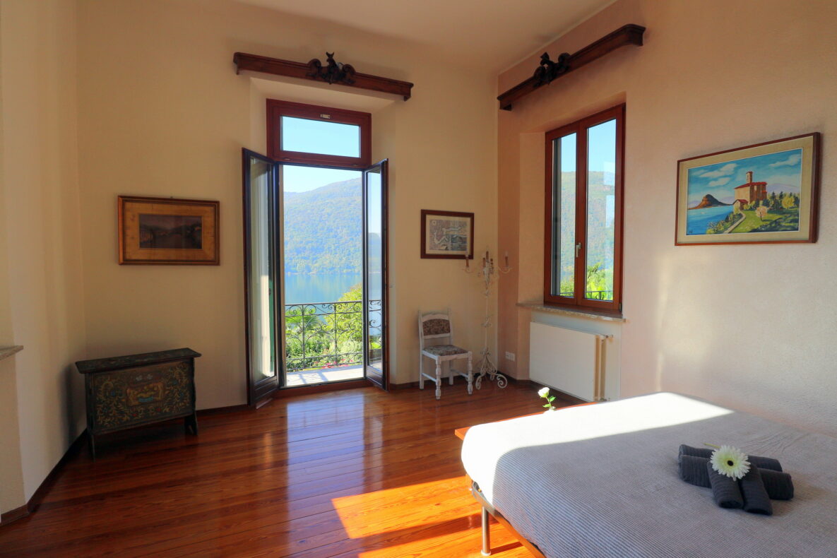 Helles Schlafzimmer mit Balkonblick