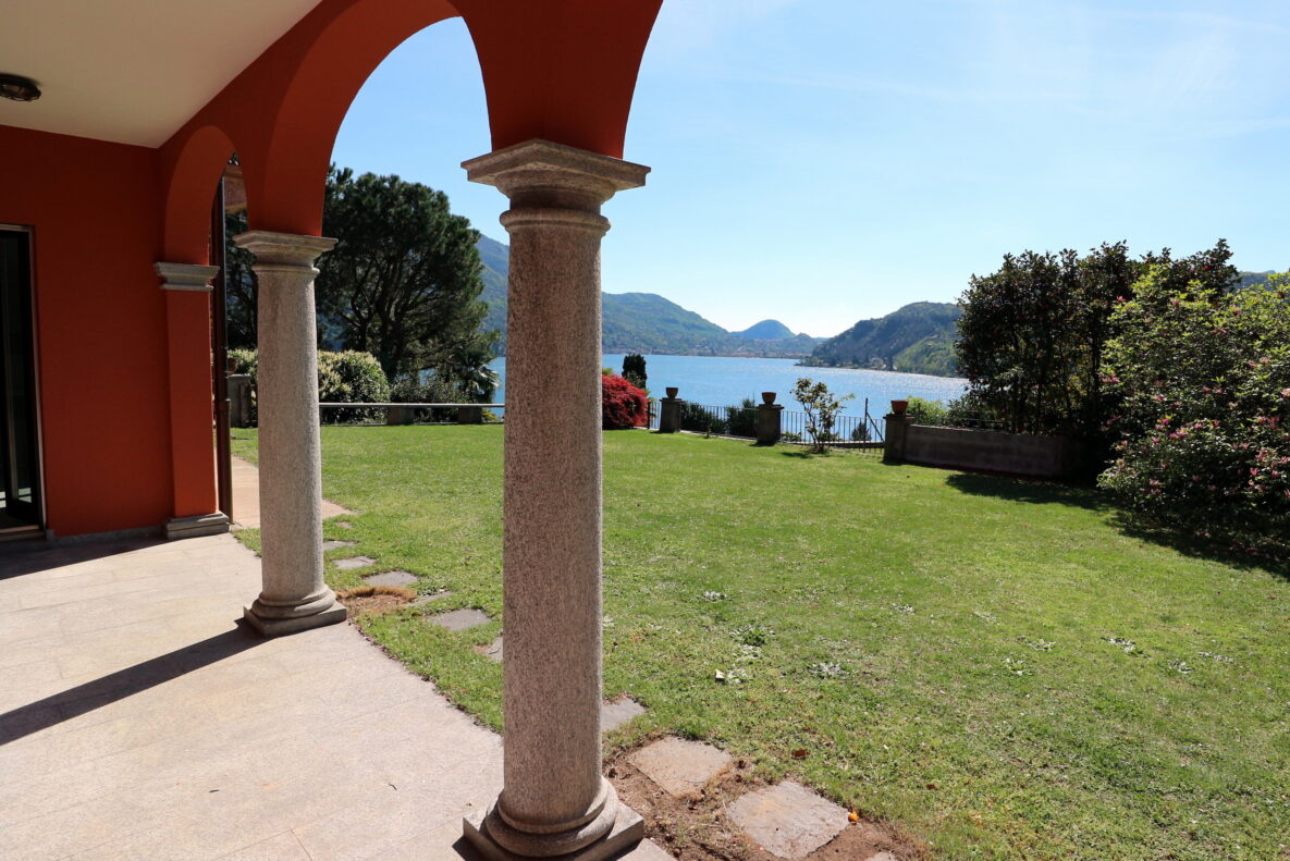 Seeblick von überdachter Terrasse