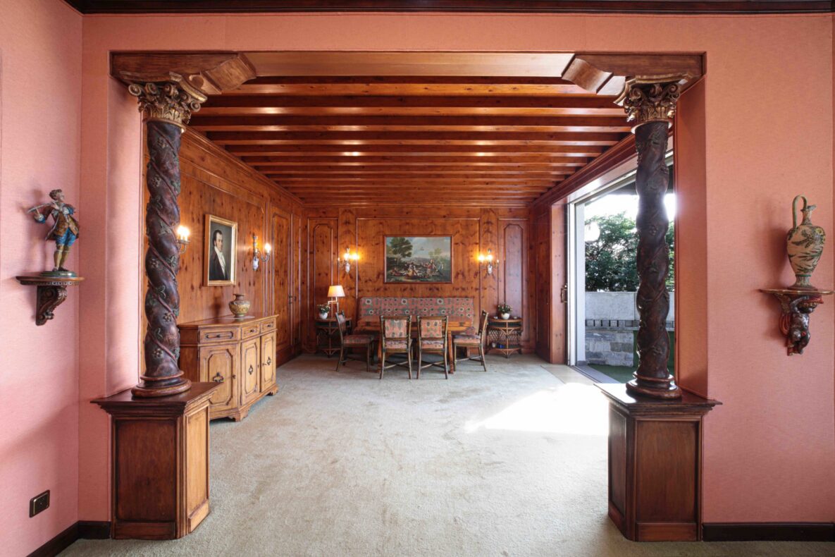 Klassischer Wohnraum mit Holzvertäfelung und Terrasse
