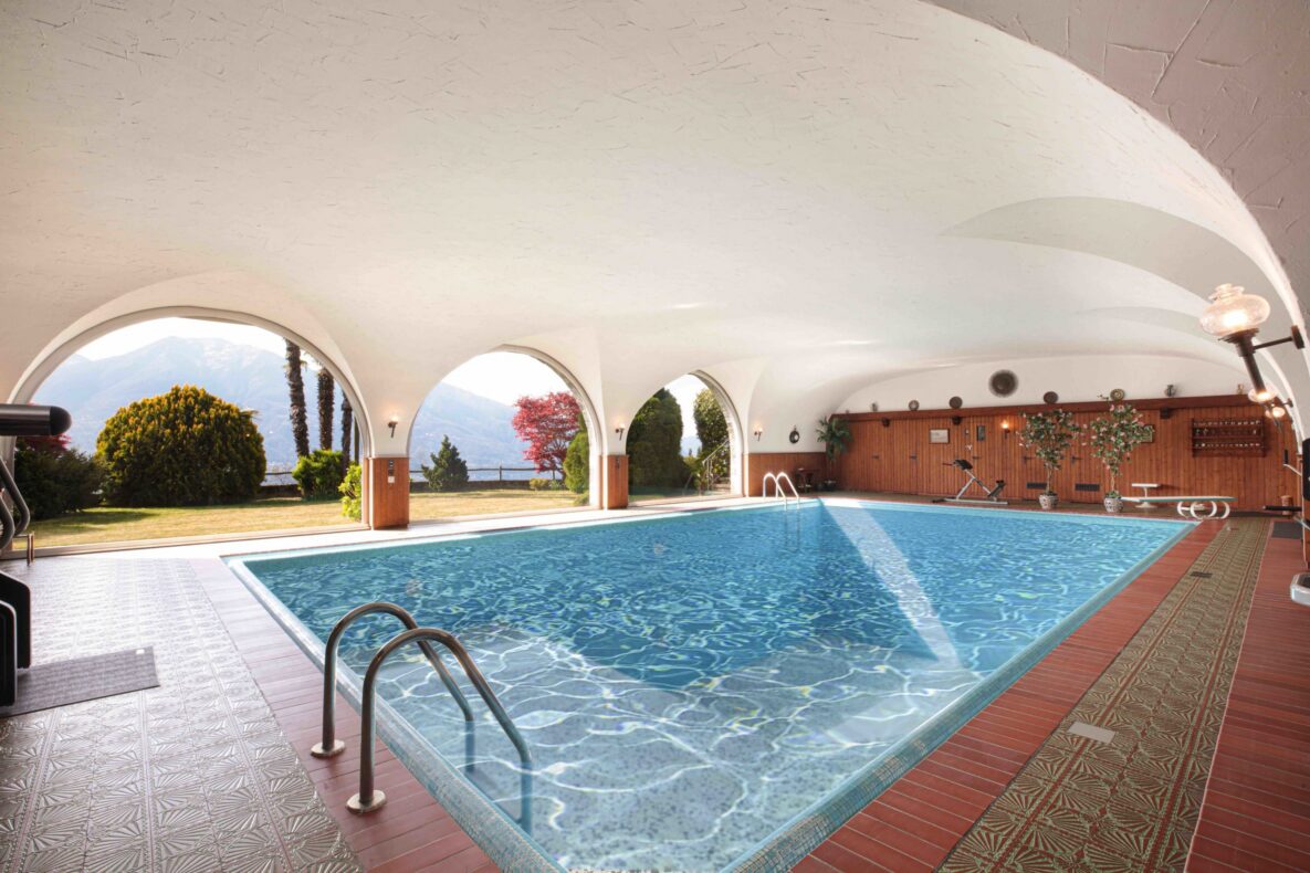 Überdachter Innenpool mit Rundbogenfenstern