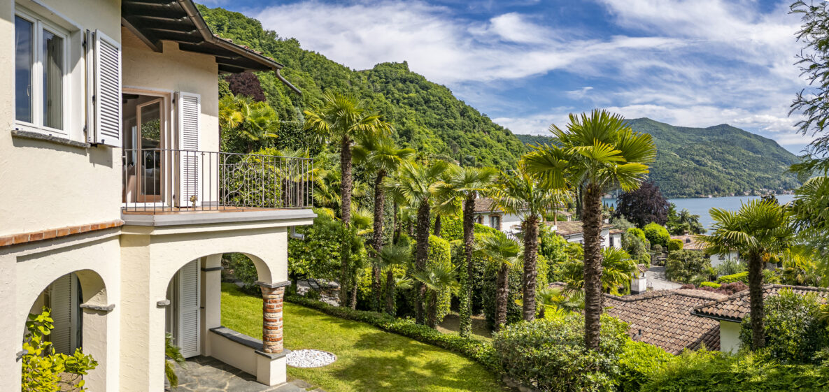 Villa mit Seeblick und mediterranem Garten