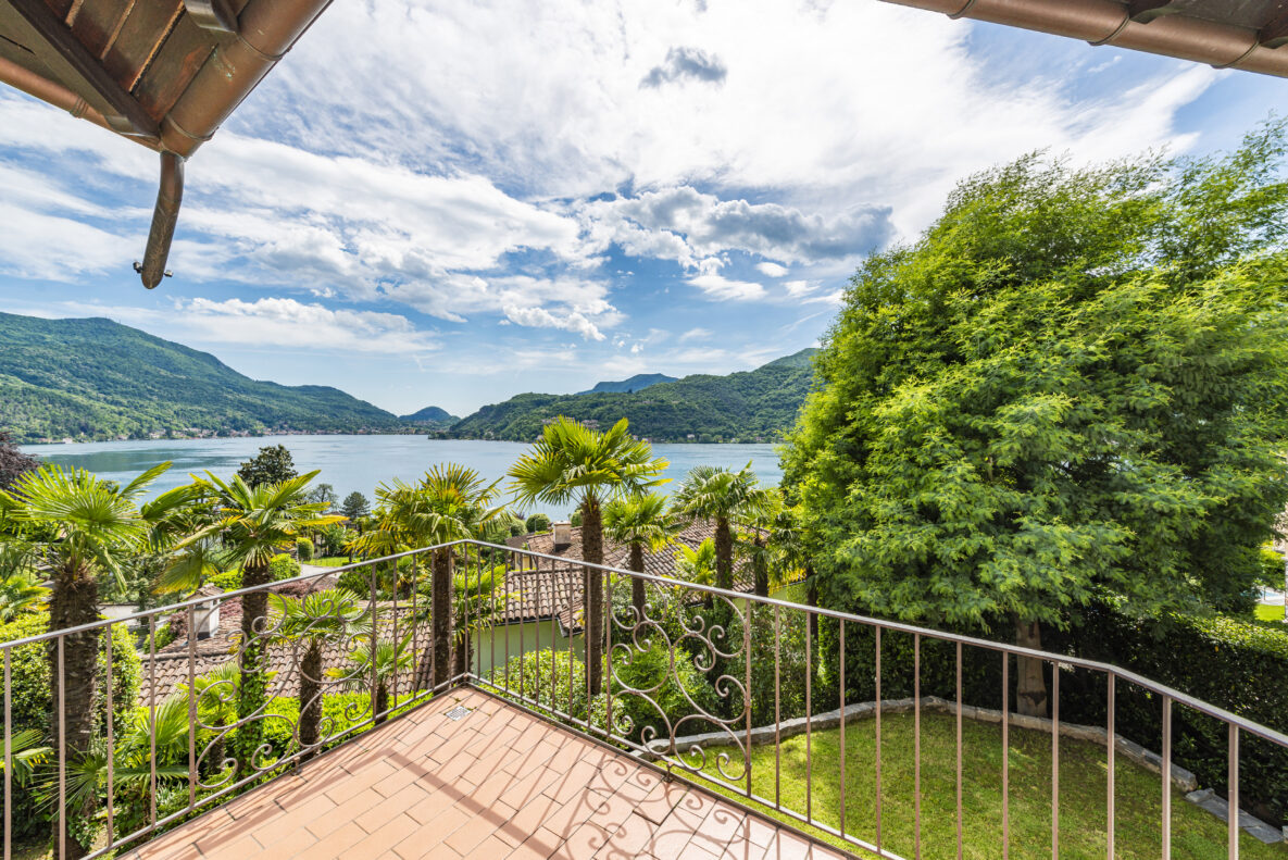 Balkon mit Seeblick und Bergpanorama