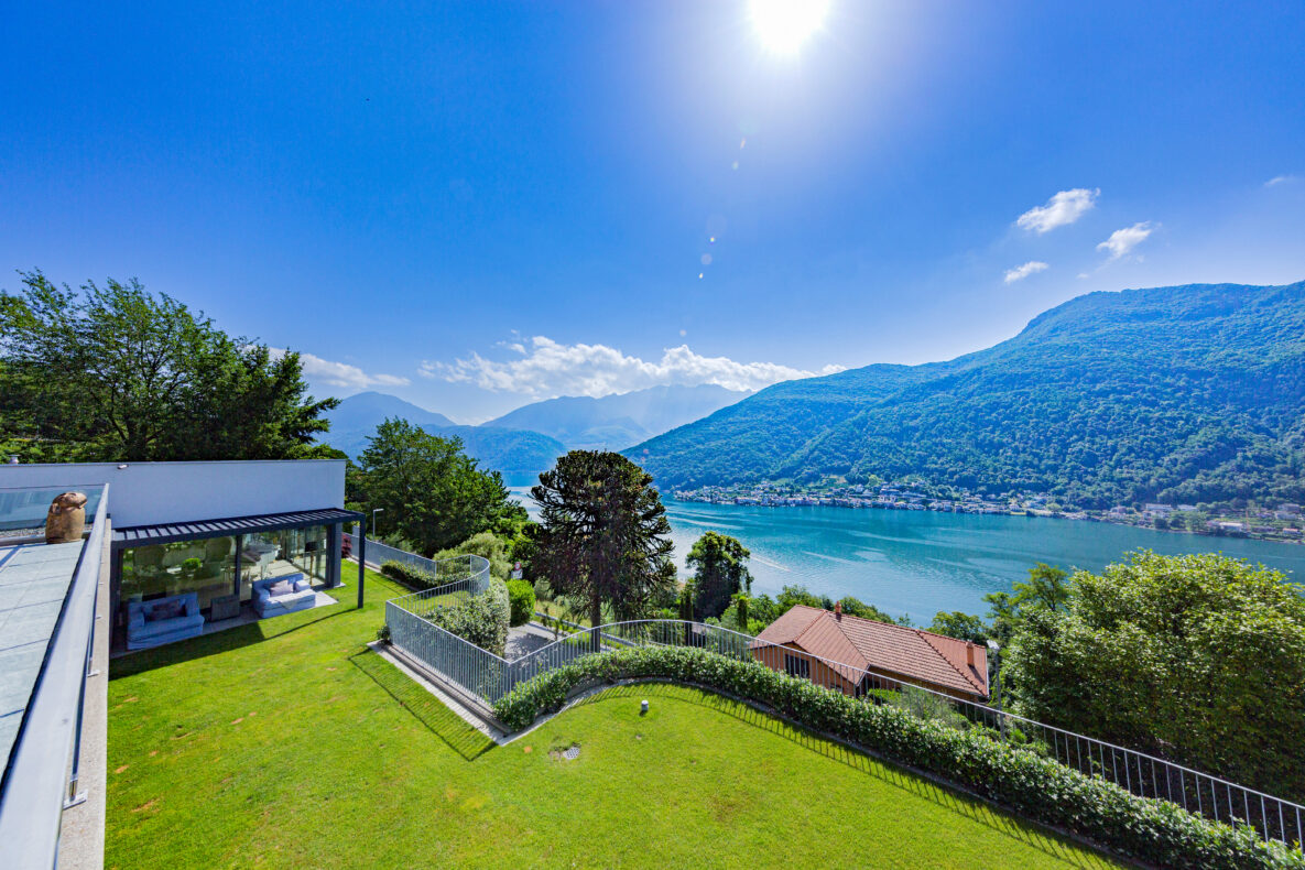 Seeblick von einer Terrasse mit Garten