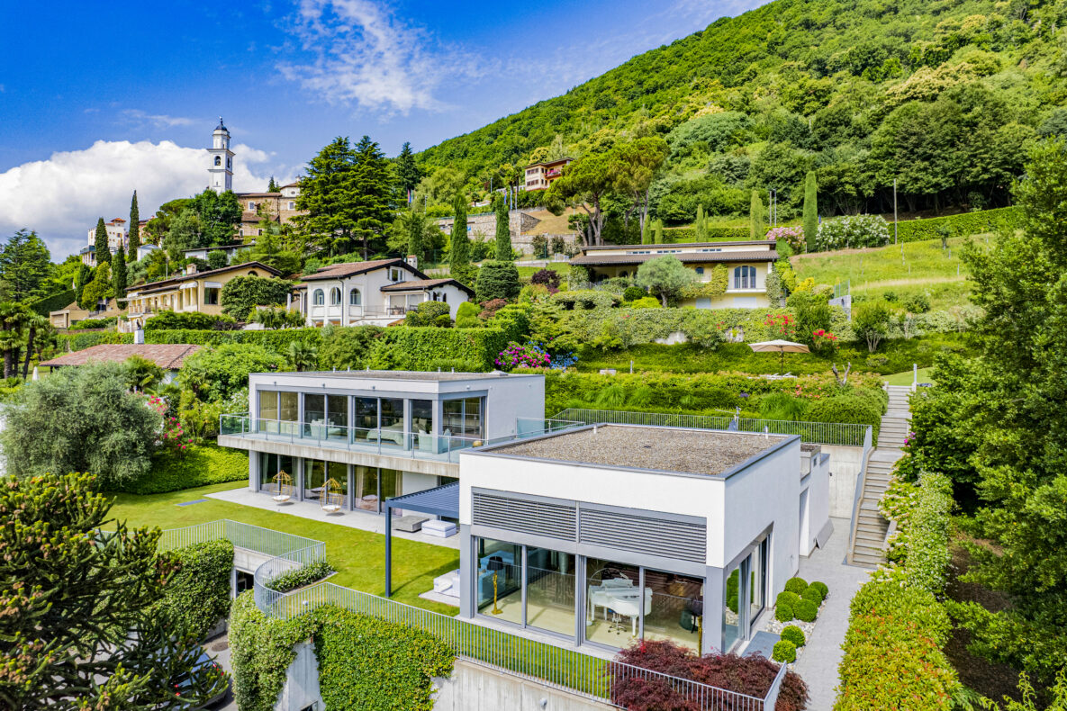 Moderne Villa in grüner Hanglage