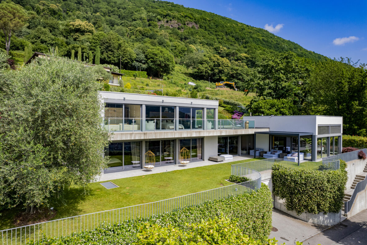 Modernes Einfamilienhaus in Hanglage mit großer Terrasse
