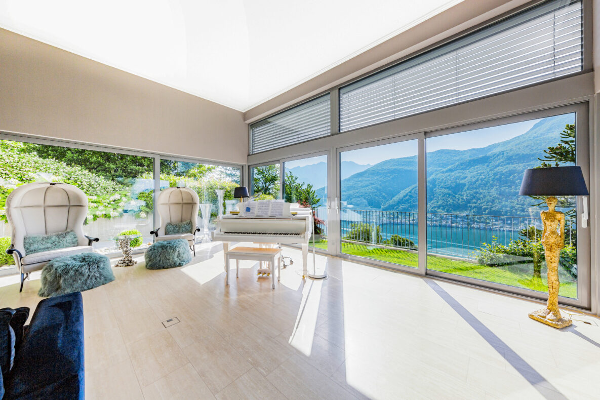 Heller Wohnraum mit Panoramablick