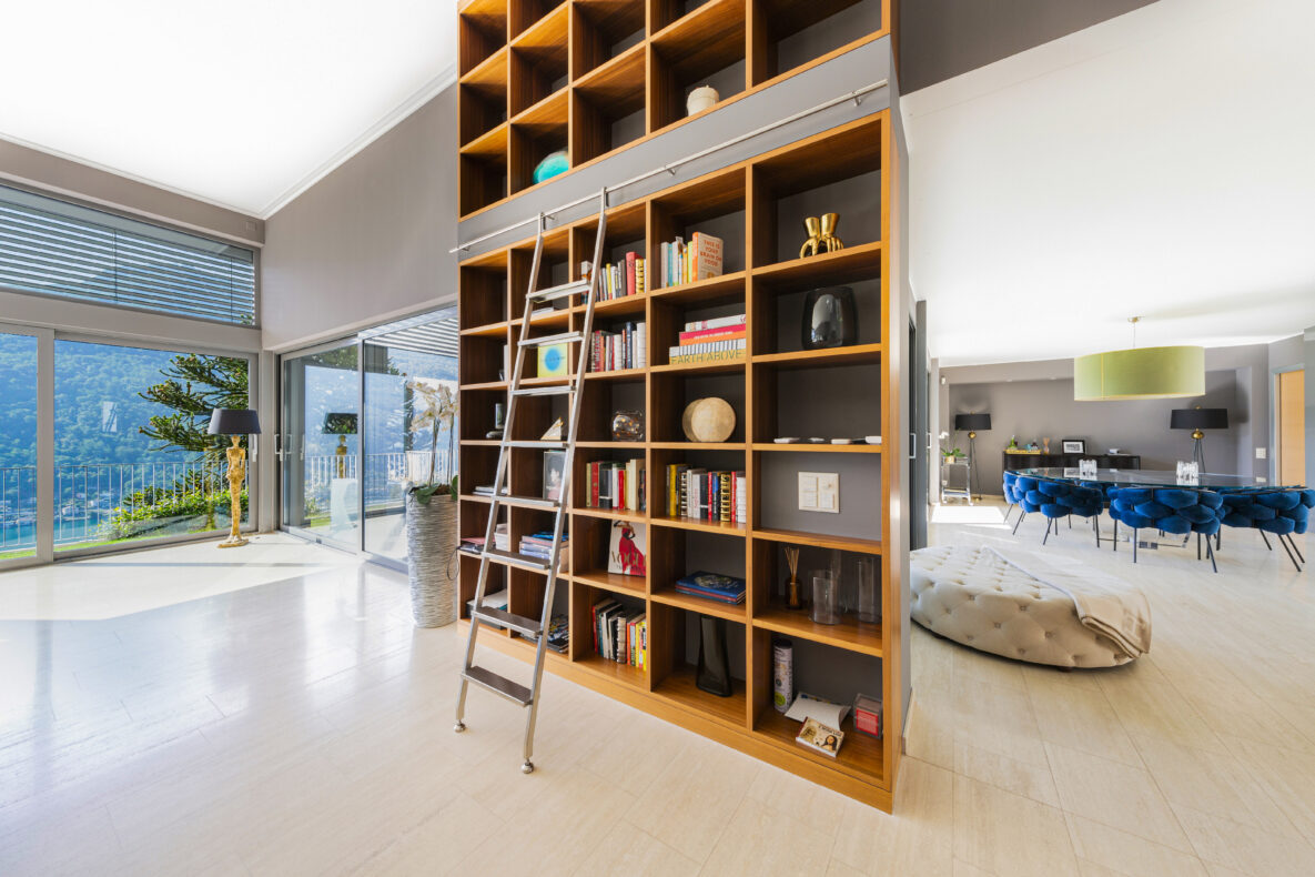 Offener Wohn- und Essbereich mit Galerie und Seeblick