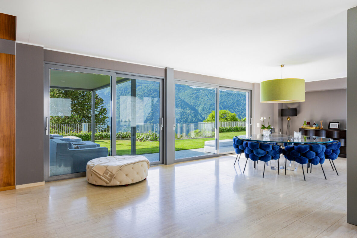 Heller Wohn- und Essbereich mit Panoramafenstern und Bergblick