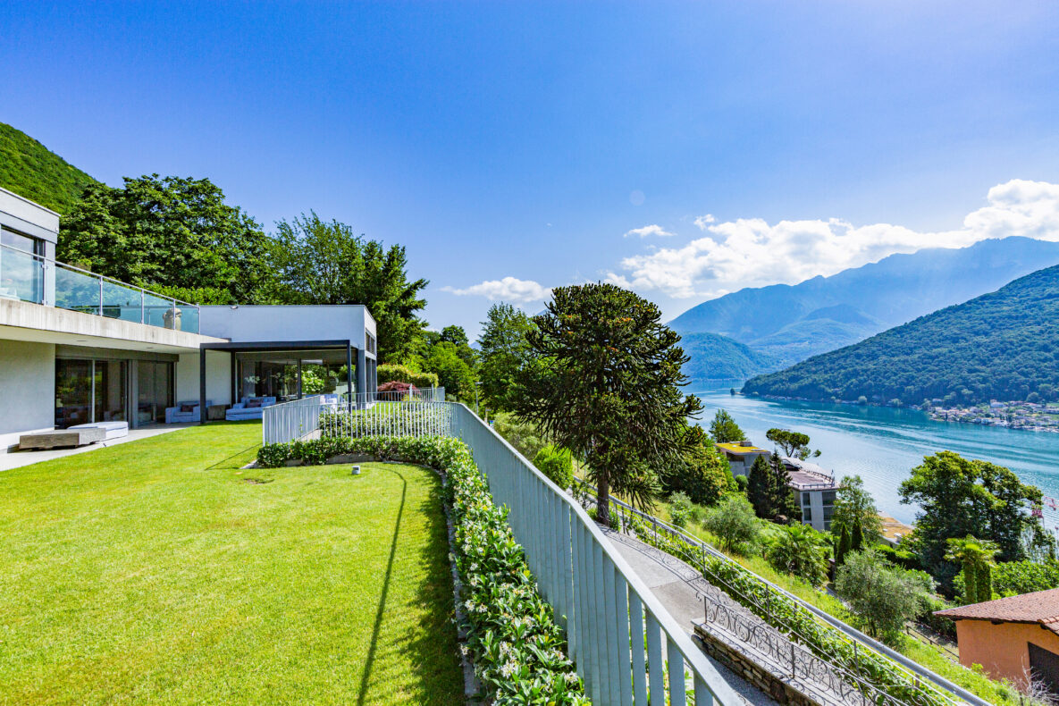 Luxusvilla mit Seeblick und Gartenanlage