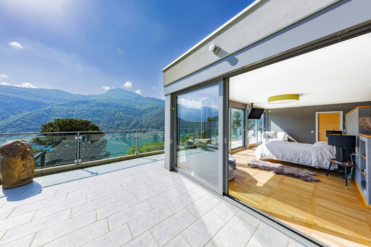 Luxuriöse Terrasse mit Bergblick und angrenzendem Schlafzimmer