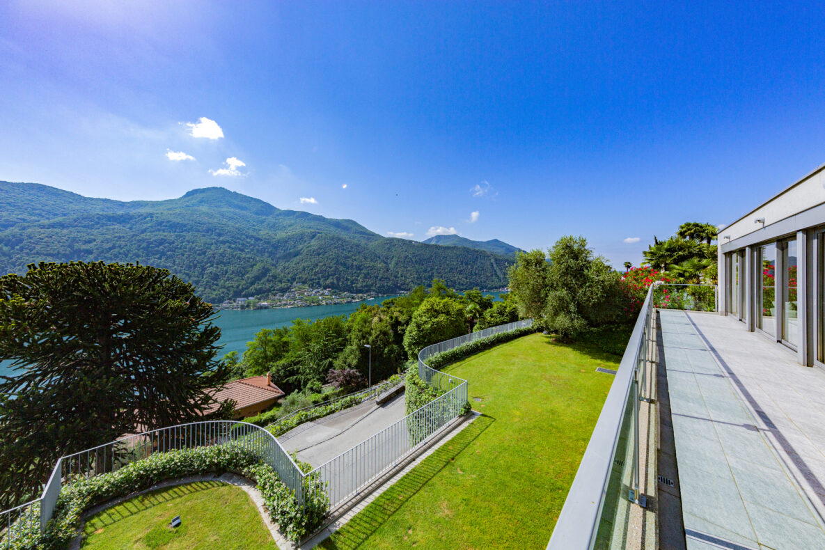 Seeterrasse mit Garten und Panoramablick