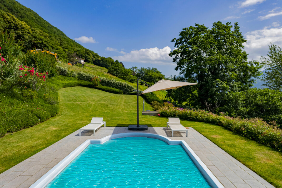 Poolgarten mit Liegen
