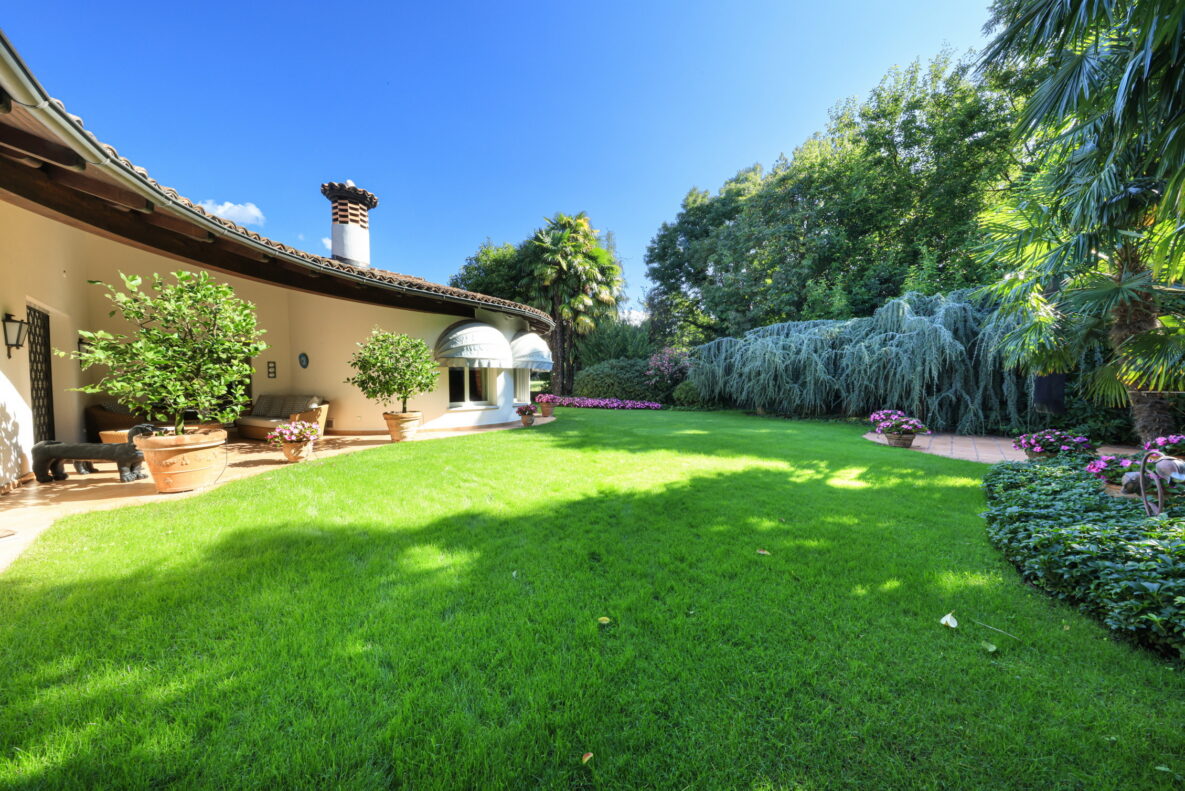 Mediterraner Garten mit Villa