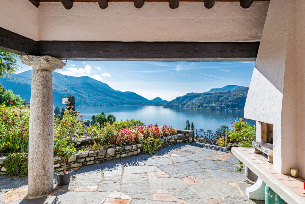 Seeterrasse mit Bergblick