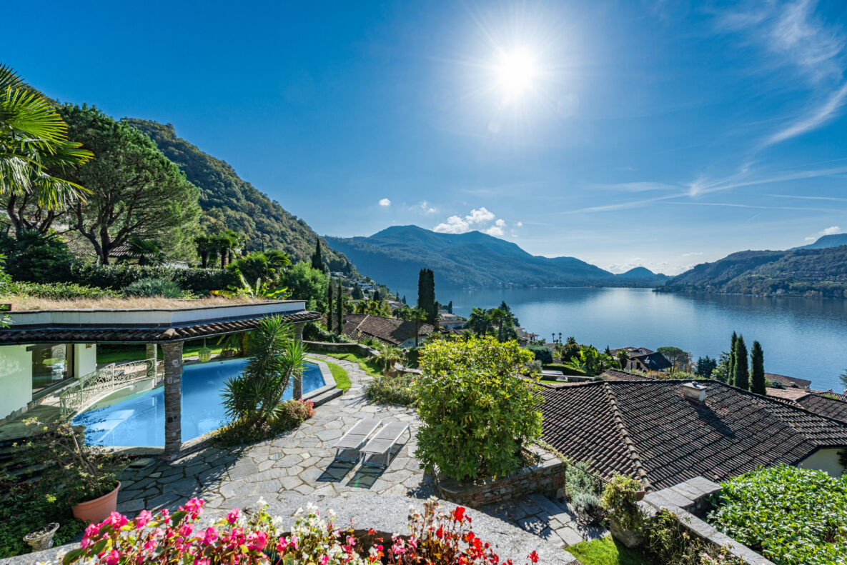 Villa mit Pool und Seeblick