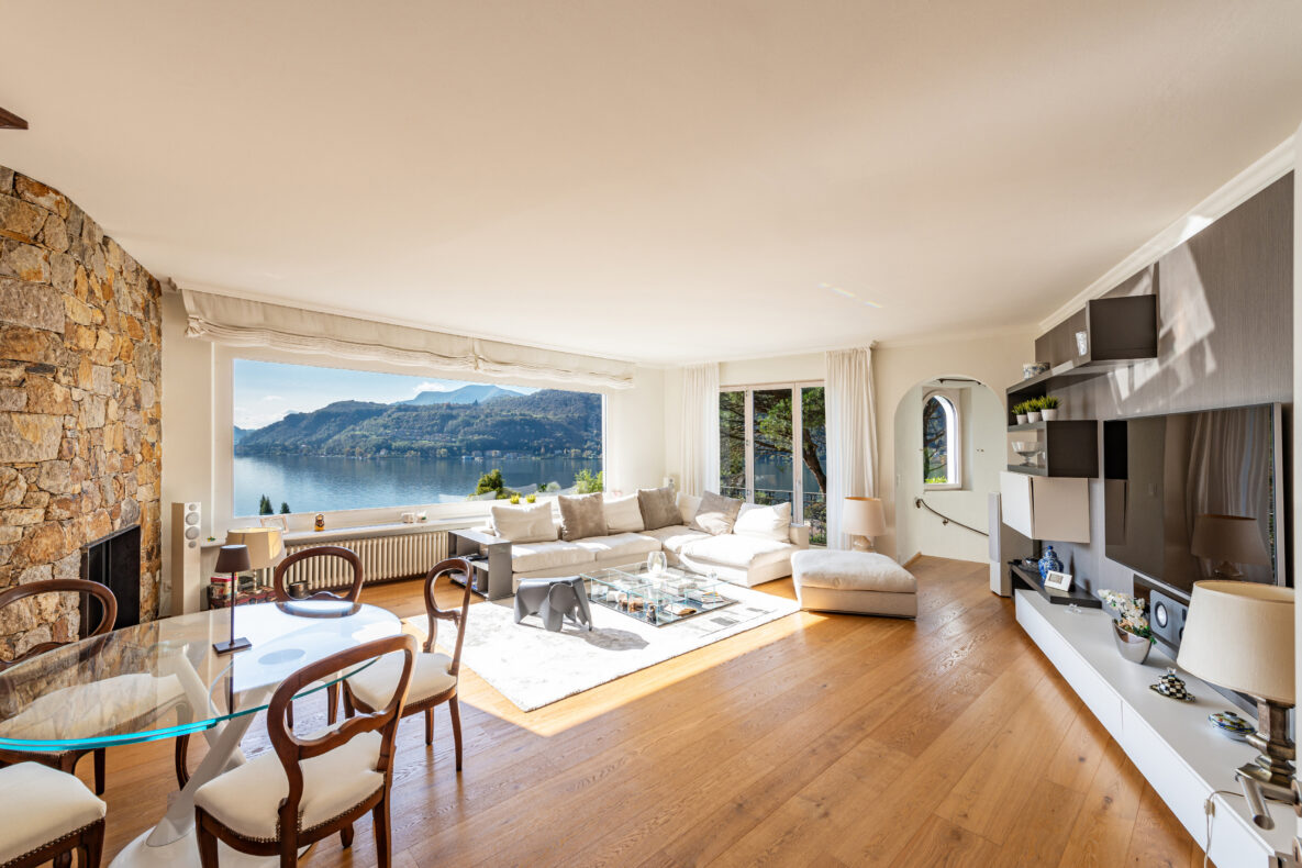 Wohnzimmer mit Seeblick