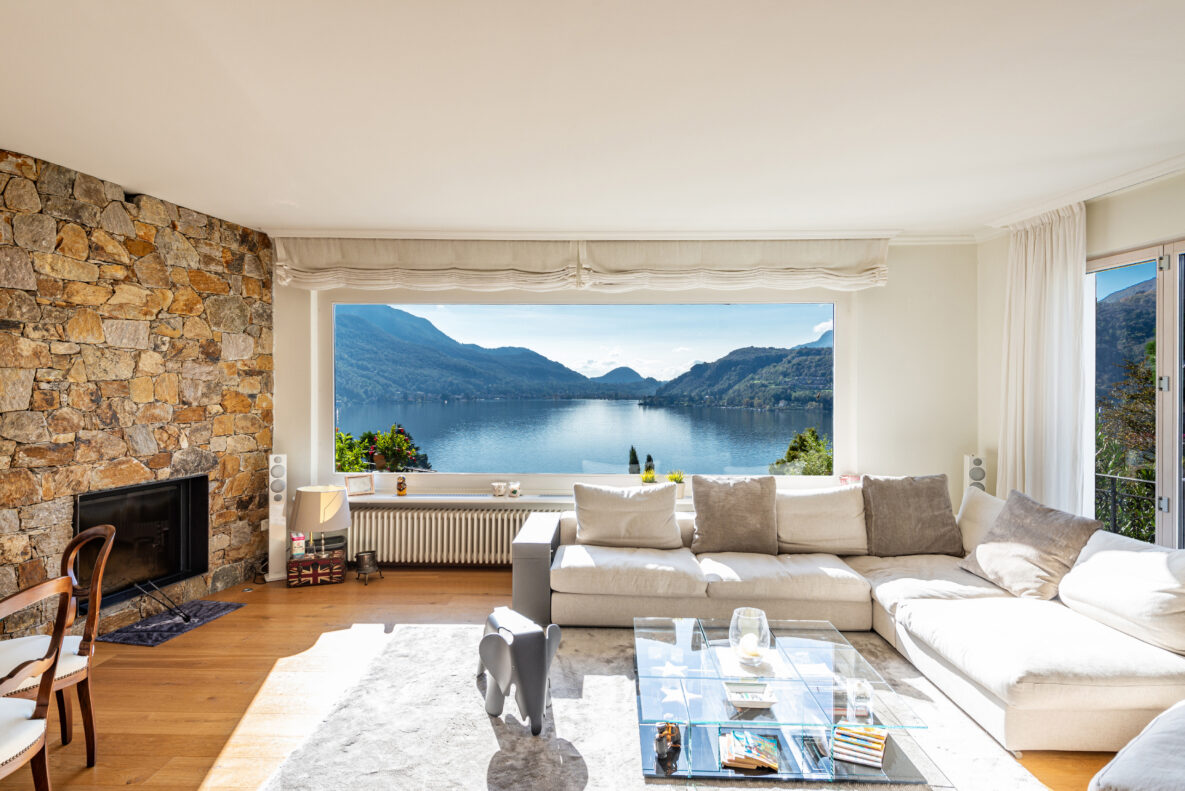 Heller Wohnbereich mit Panoramablick auf den See