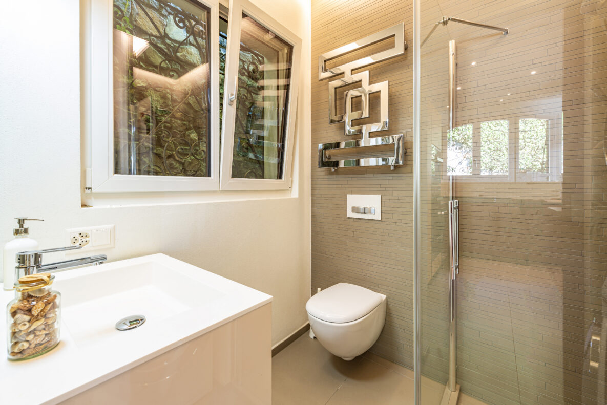 Modernes Badezimmer mit Dusche und Waschbecken