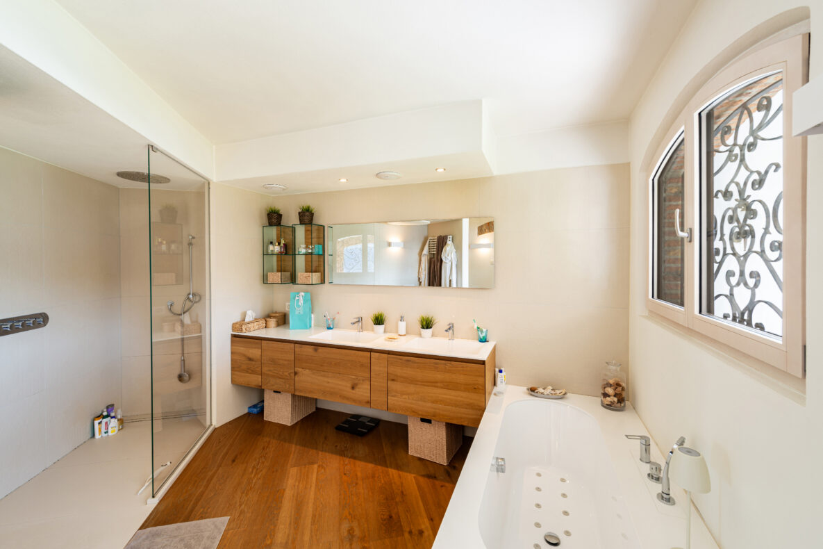 Modernes Badezimmer mit Badewanne und Walk-in-Dusche