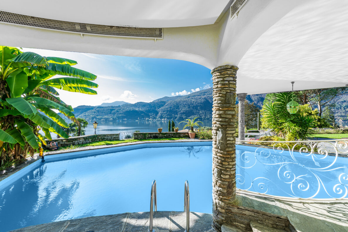 Poolterrasse mit Seeblick
