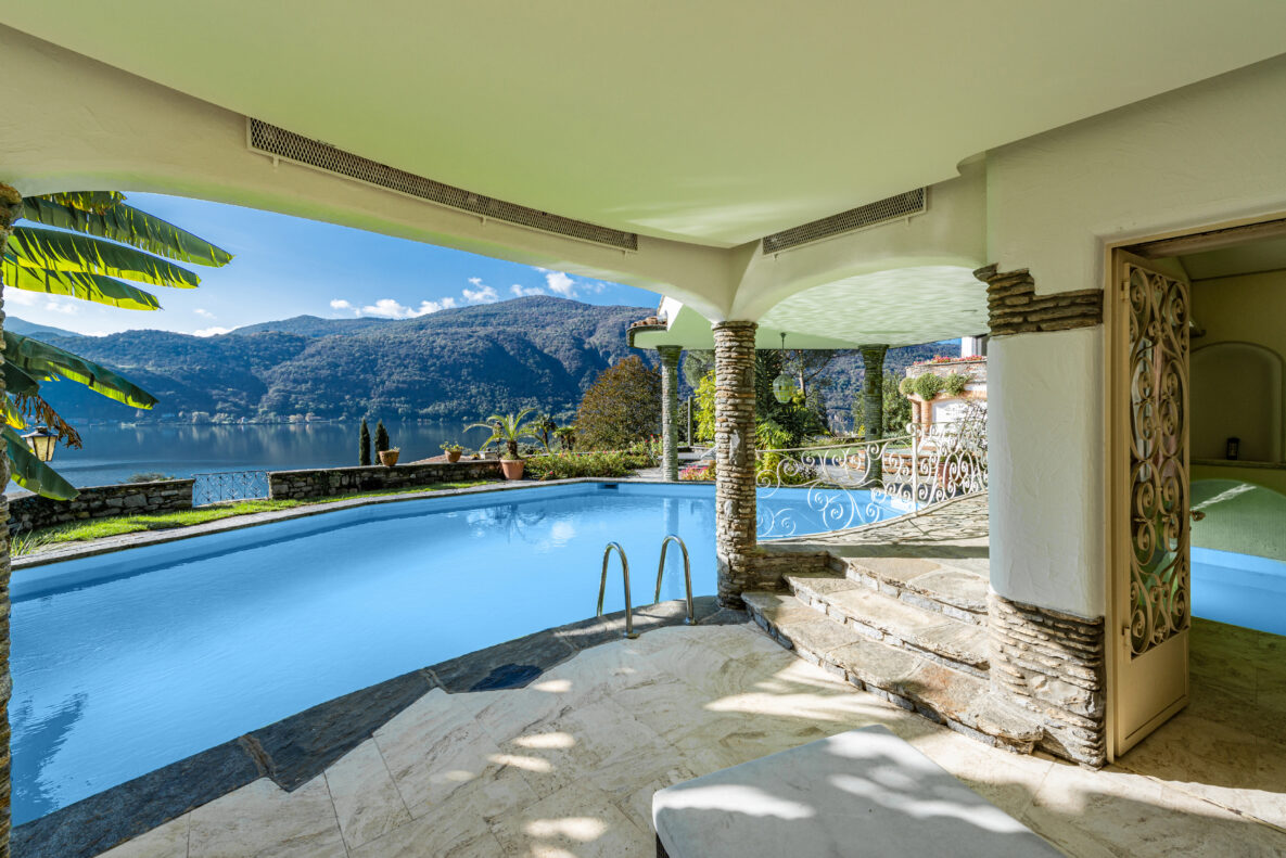 Luxusvilla mit Poolterrasse und Seeblick
