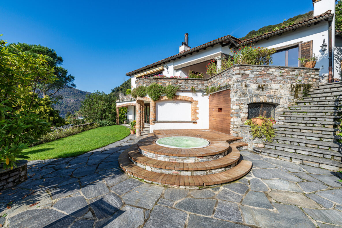 Mediterrane Villa mit Terrasse und Garten
