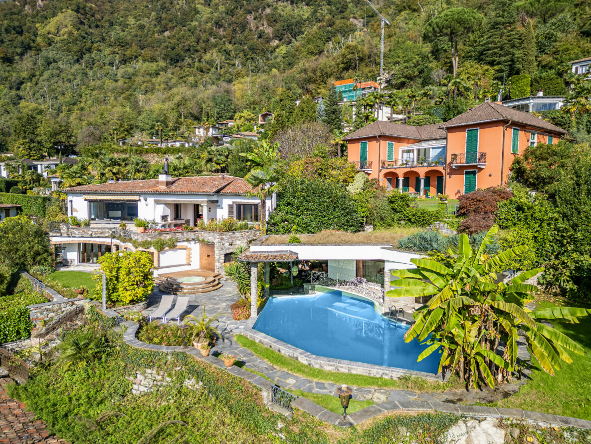 Mediterrane Villa mit Pool und Hanglage