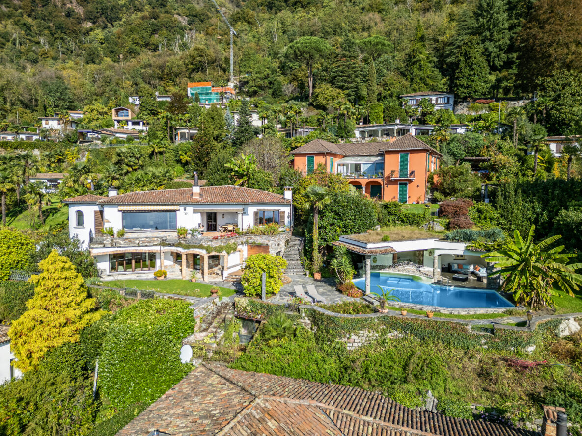 Luxuriöse Villa mit Poolanlage am Hang