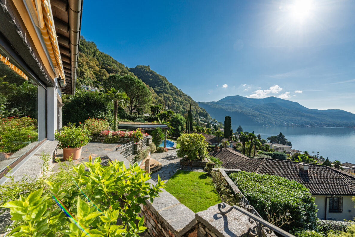 Terrasse mit Seeblick und Gartenhang
