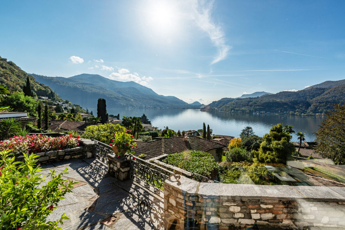 See- und Bergblick von einer Terrasse