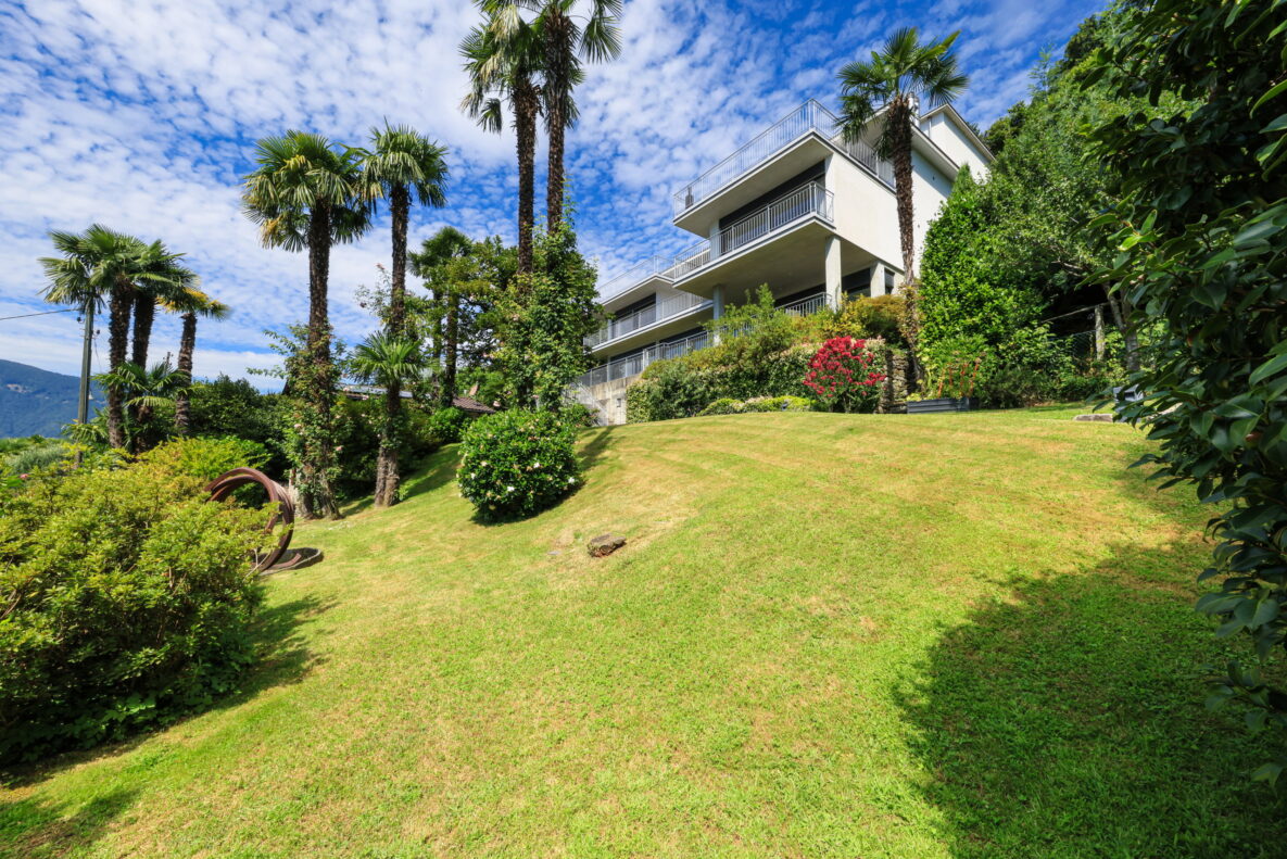 Moderner Villengarten mit Hanglage