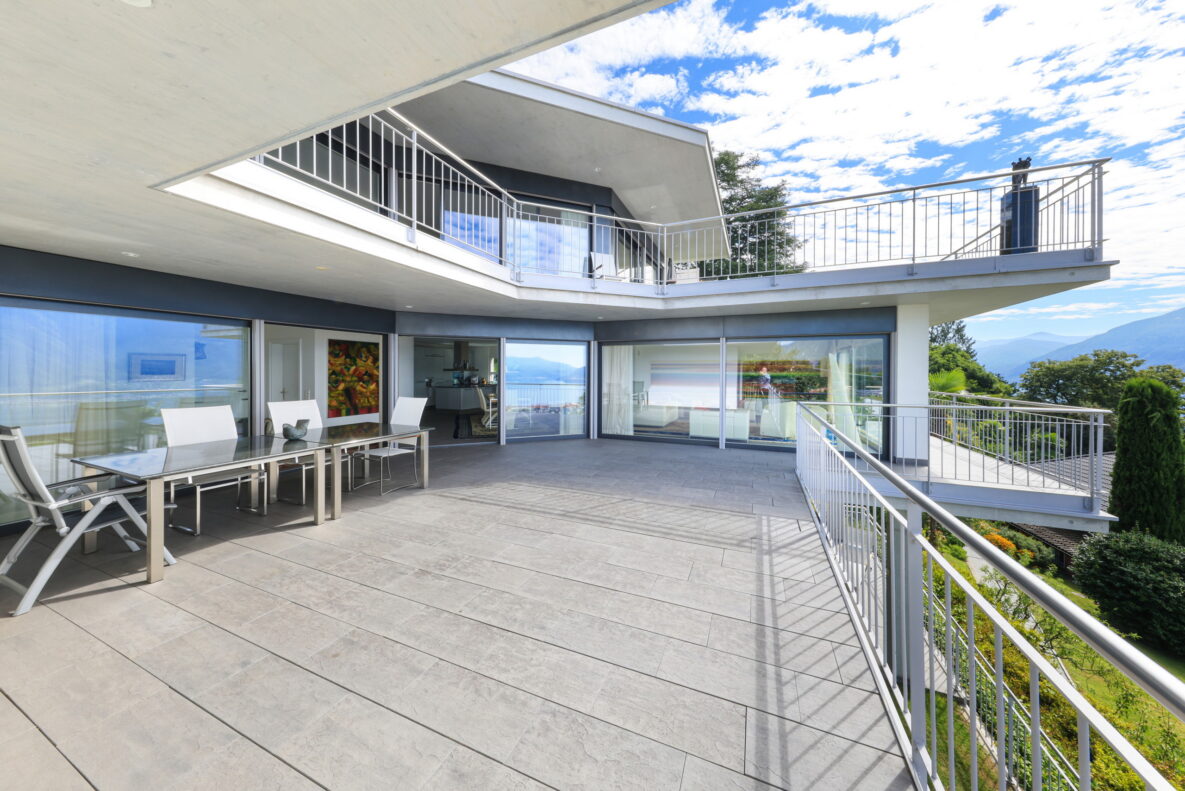 Große moderne Dachterrasse mit Panoramablick