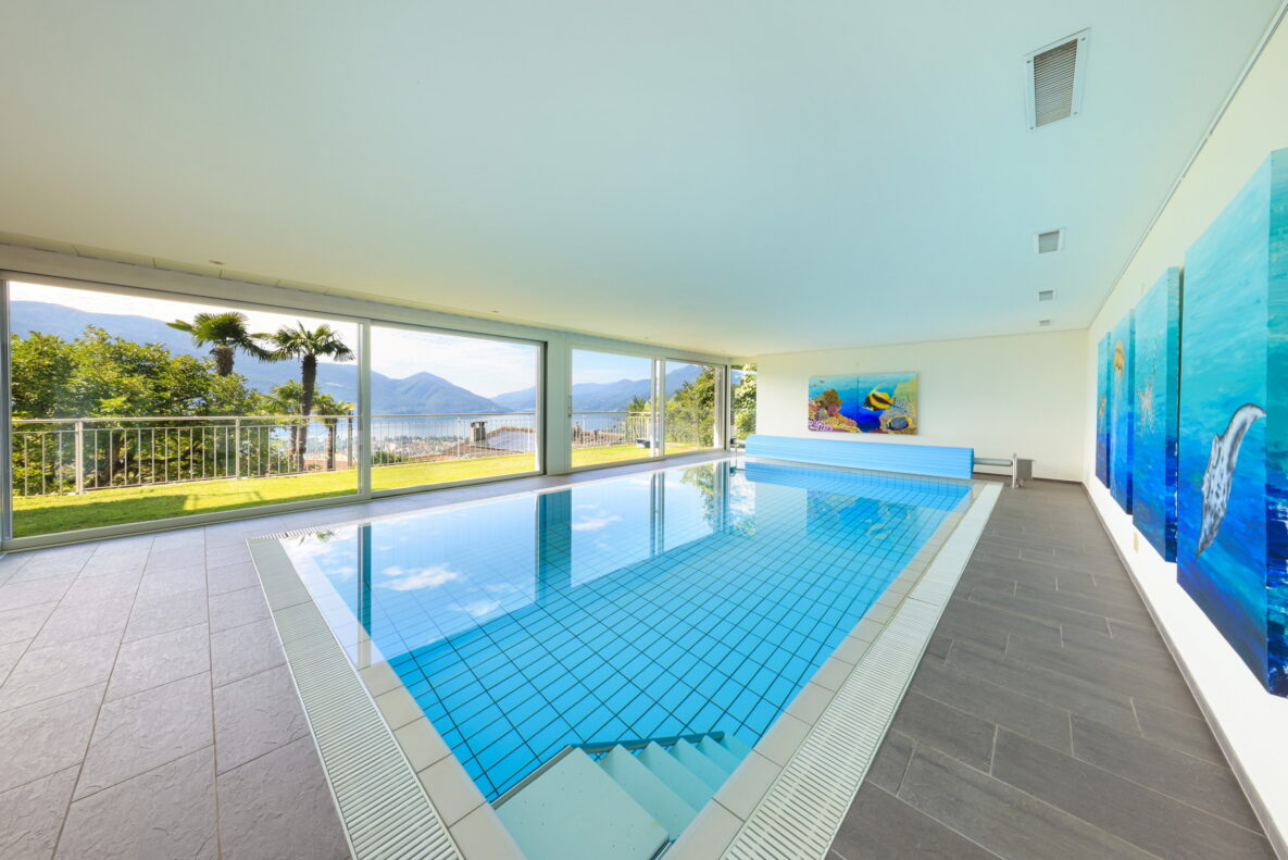 Innenpool mit Panoramablick