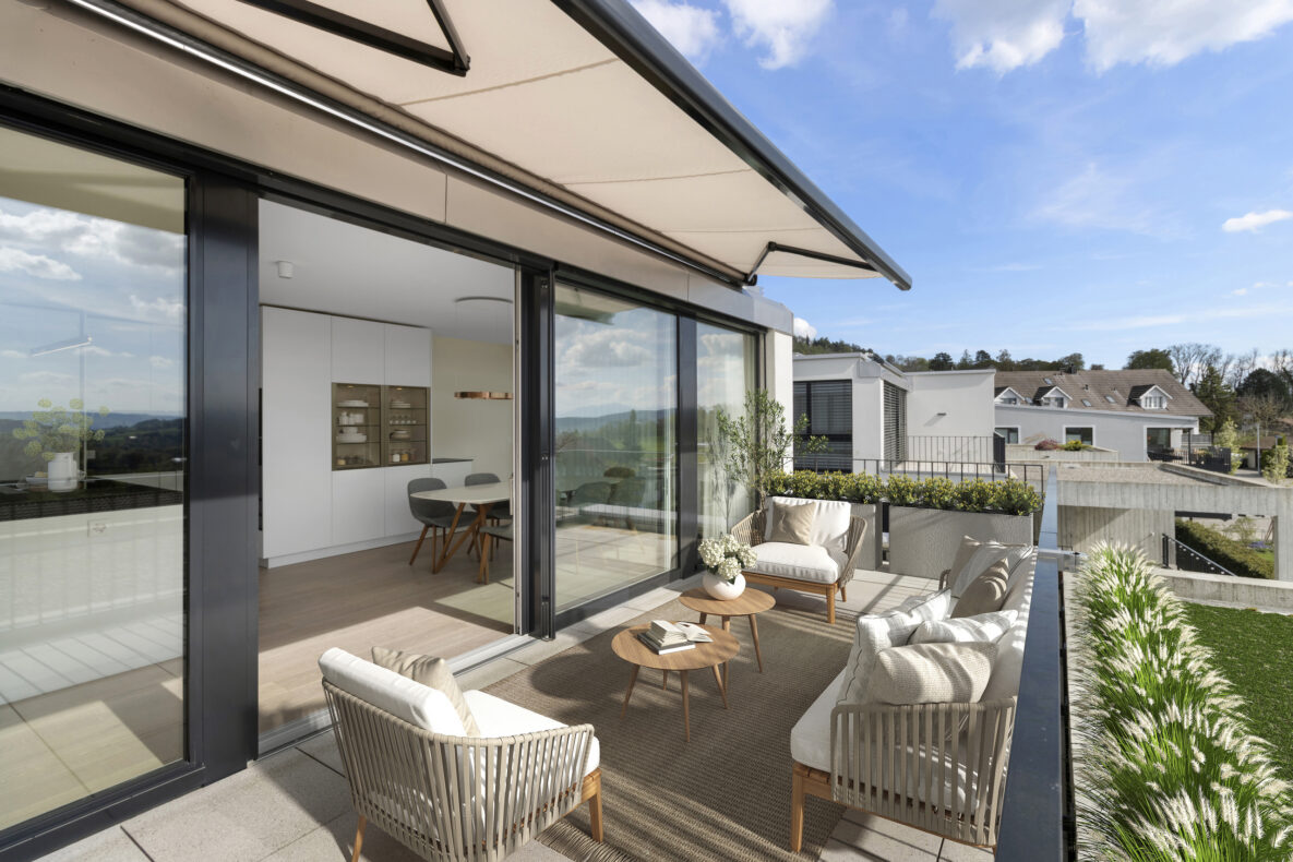 Moderne Terrasse mit Blick ins Grüne