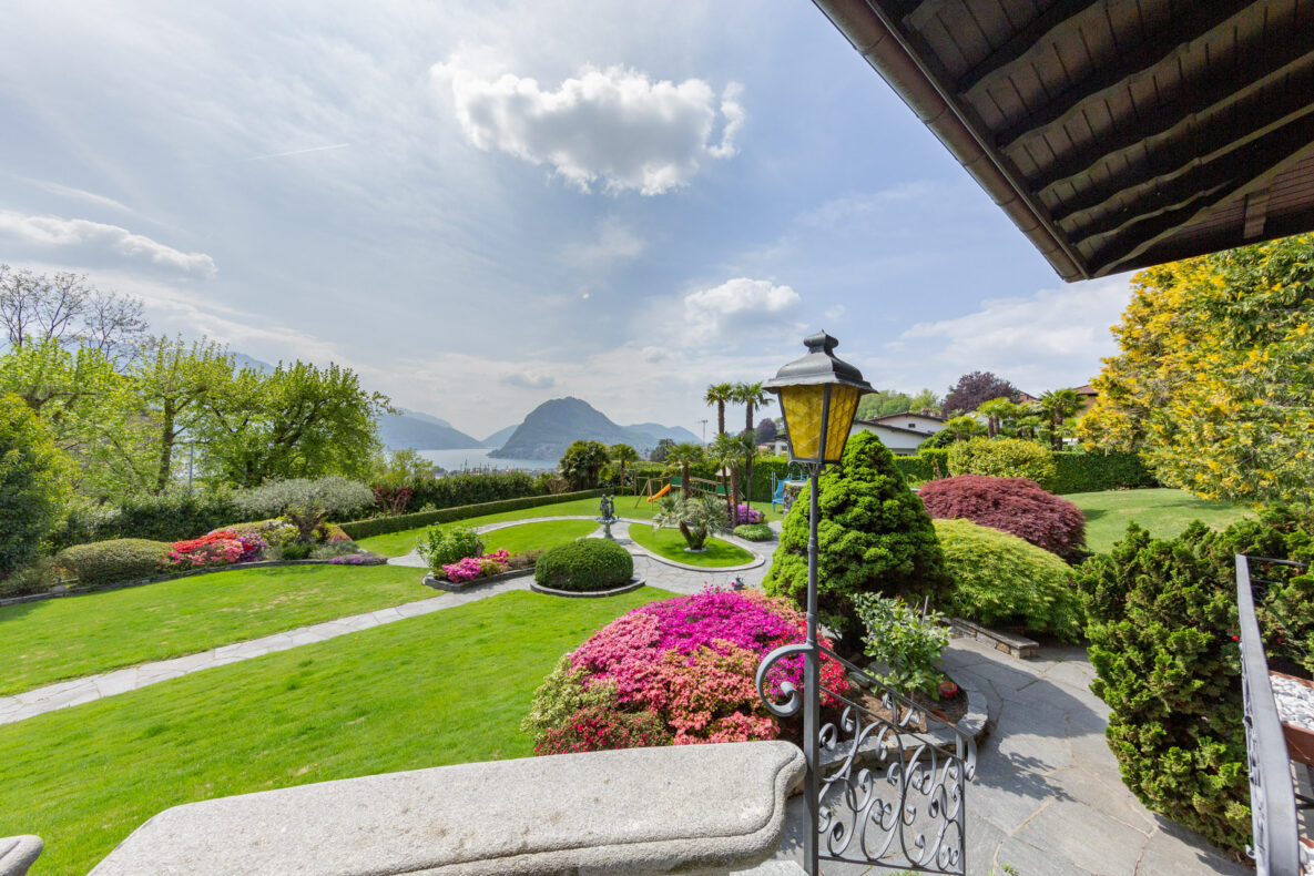 Gepflegter Garten mit Seeblick
