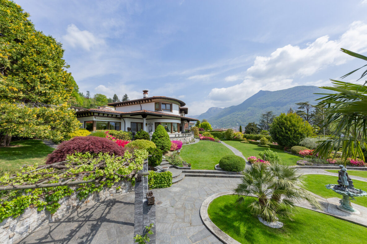 Luxuriöses Haus mit angelegtem Garten und Bergblick