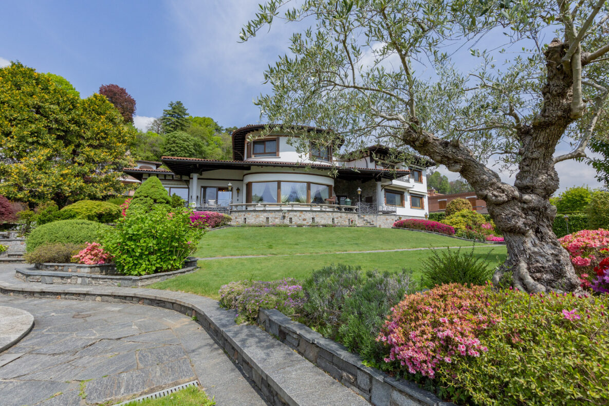 Luxuriöses Einfamilienhaus mit gepflegtem Garten
