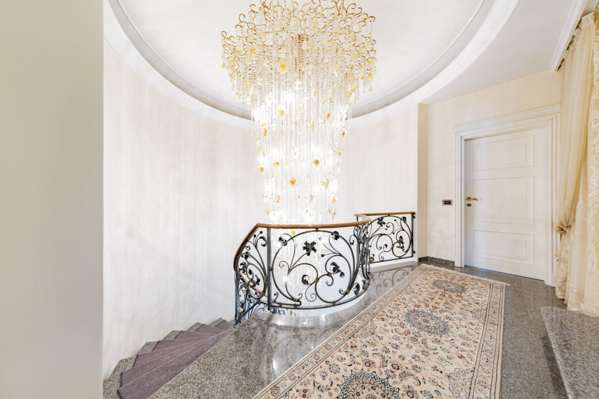 Eleganter Treppenflur mit Kronleuchter