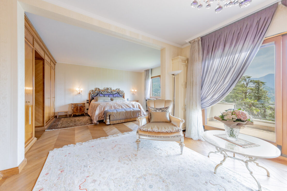 Elegantes Schlafzimmer mit Balkonblick