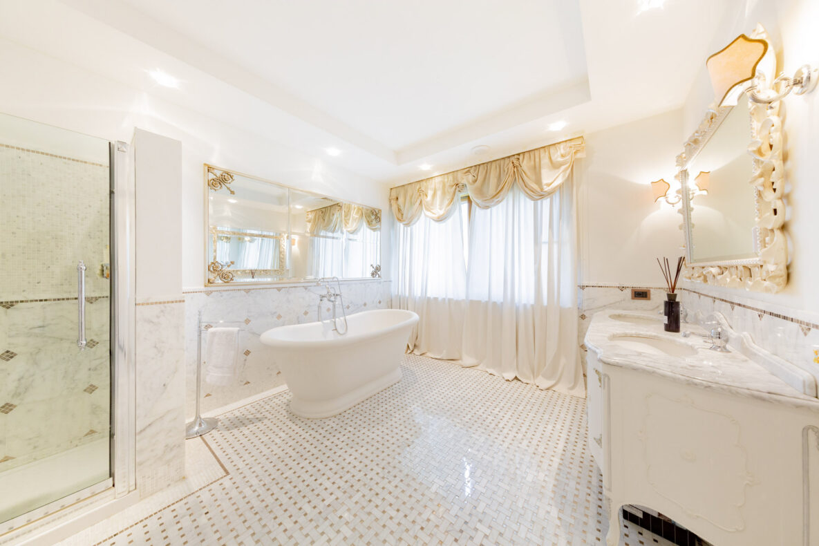 Luxuriöses Badezimmer mit freistehender Wanne und begehbarer Dusche
