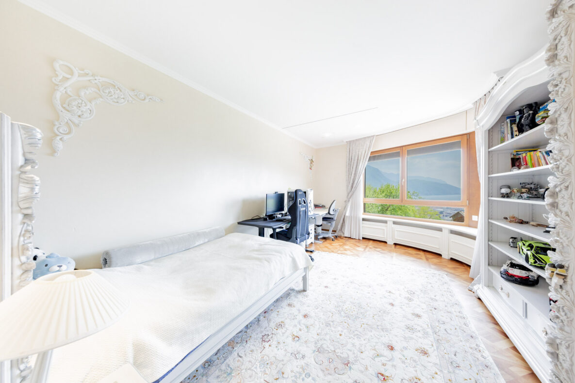 Helles Schlafzimmer mit Blick ins Grüne