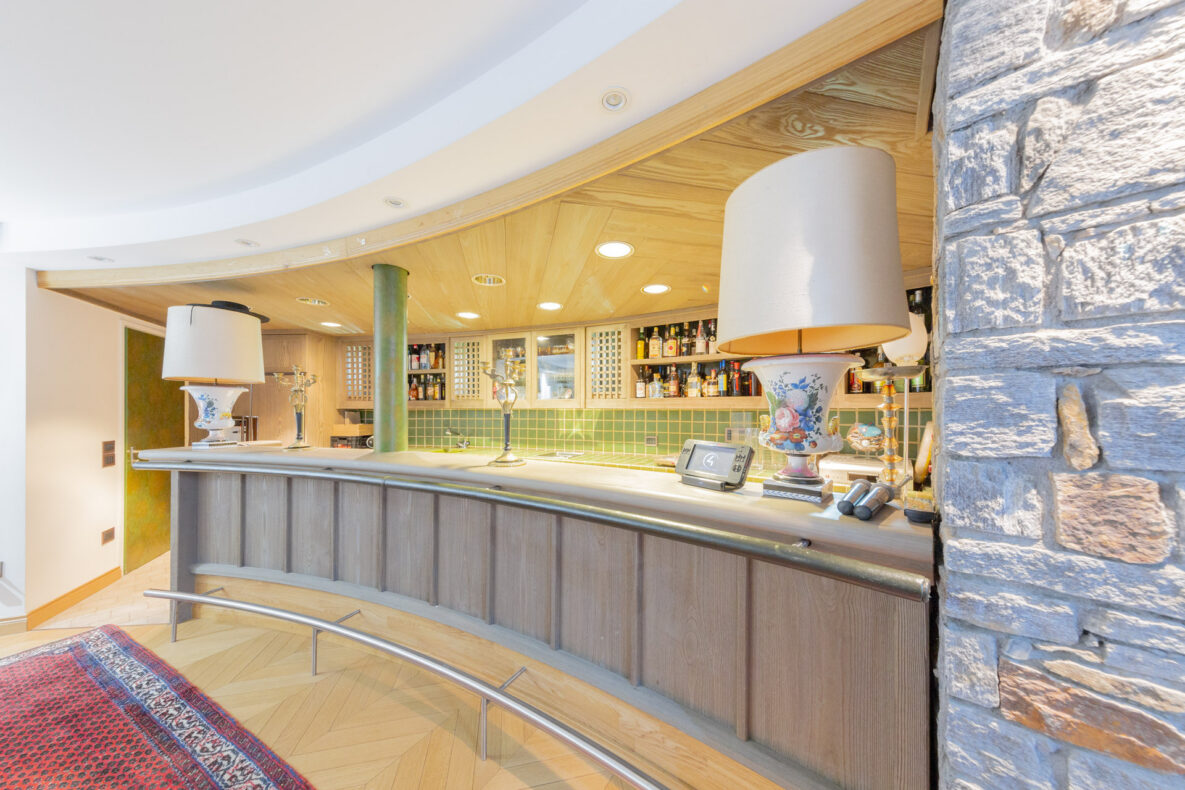 Hausbar mit Naturstein und Holz