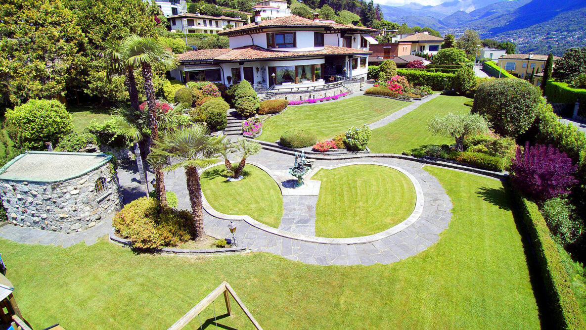 Luxuriöser Garten mit Villa und Bergblick