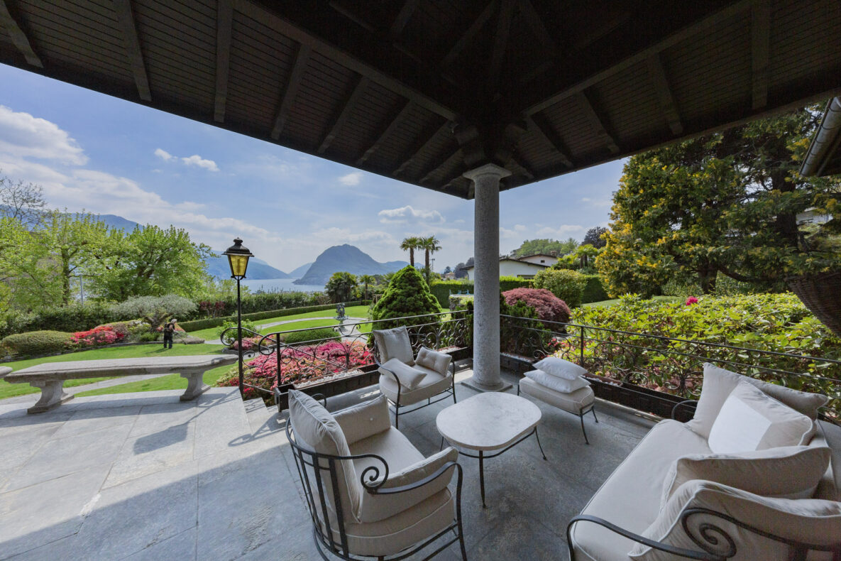 Terrasse mit Seeblick und Garten