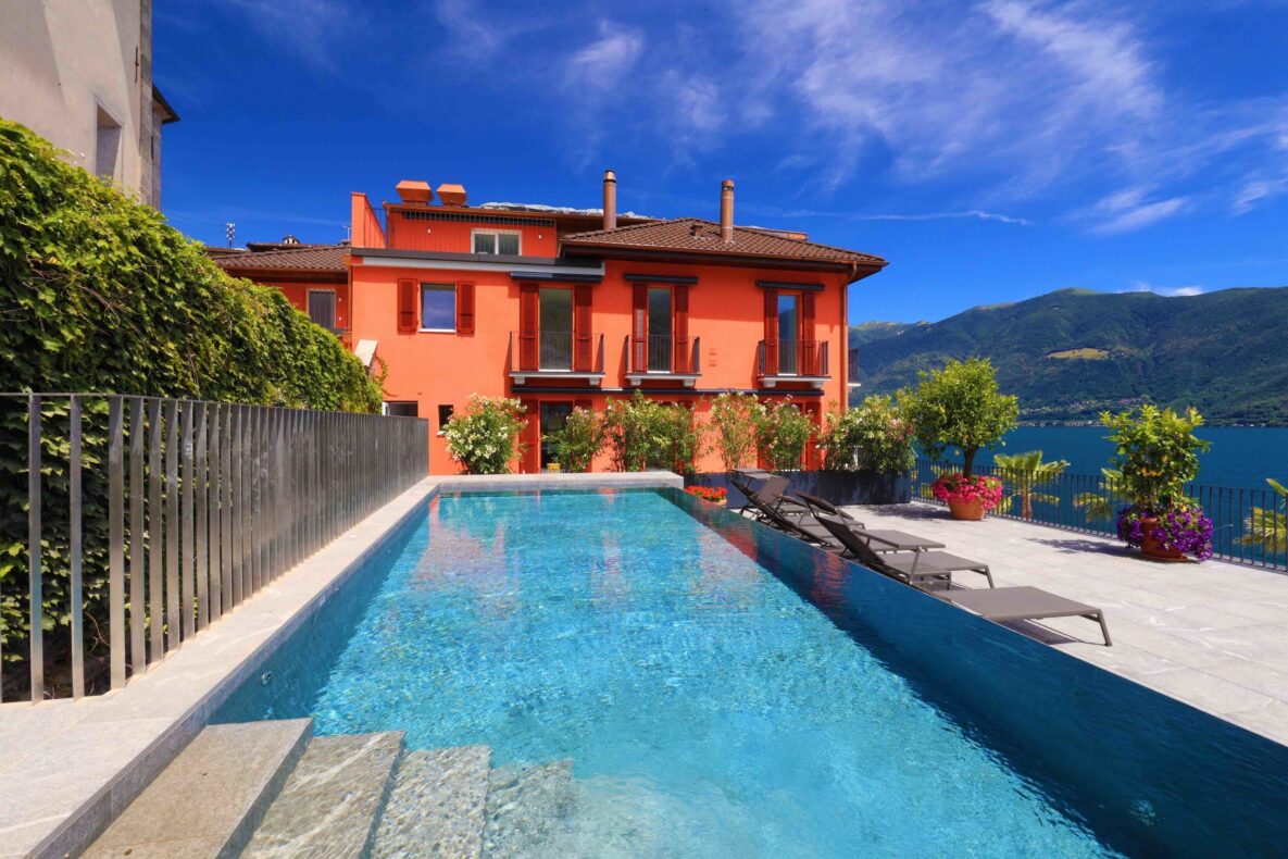 Luxuriöse Villa mit Pool und Seeblick